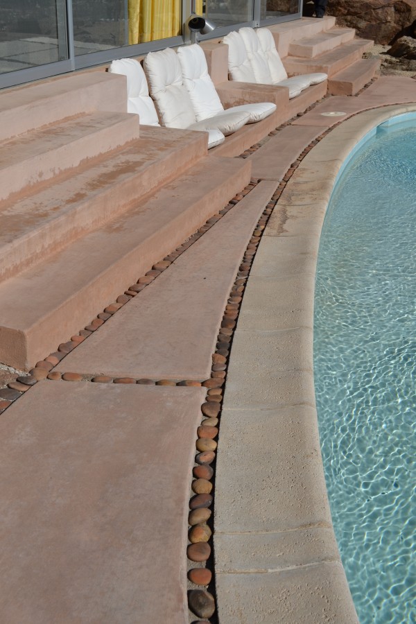 love the wide grout line with carefully chosen rocks