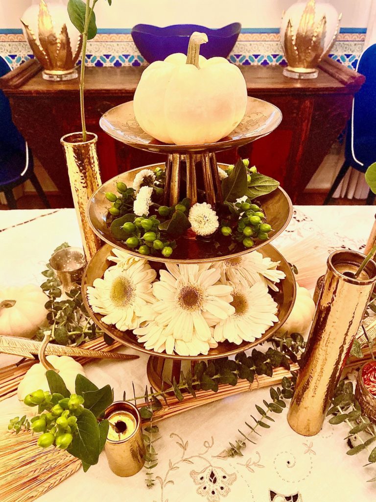 White Natural Thanksgiving Table Decor